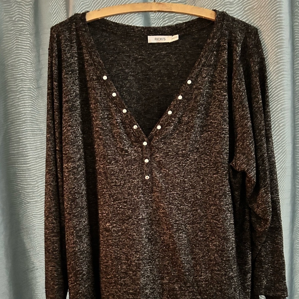 Ricki's XXL charcoal Gray V-Neck sweater like top- with button Accents
